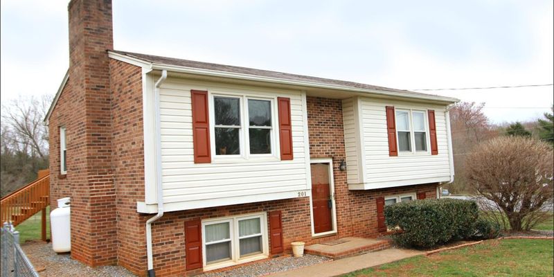 Forest House: 201 Rolling Ridge Dr