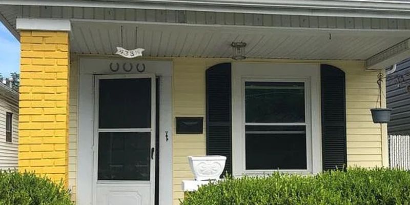 Louisville House: 433 1/2 E Brandeis Ave