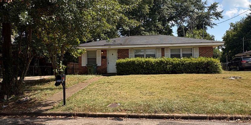 Montgomery House: 1814 Texas Ct