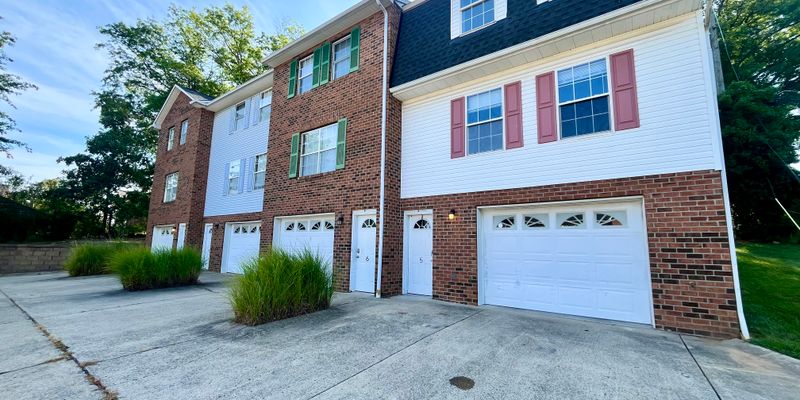 Huntington Townhome: 8 Thistlewood Ln