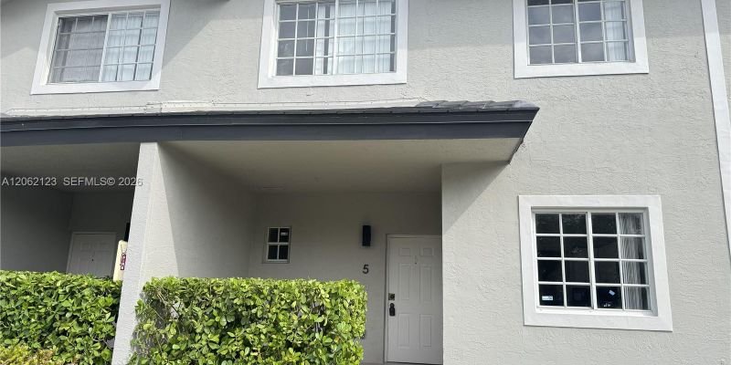 North Miami Townhome: 11810 NE 19th Dr