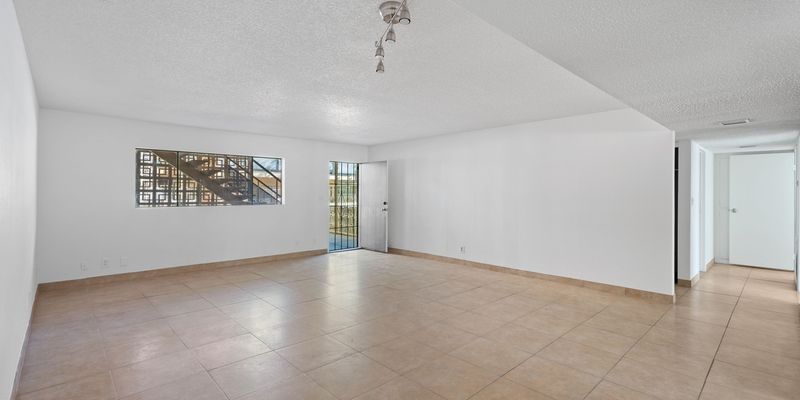 Las Vegas Apartment: 356 E Desert Inn Rd