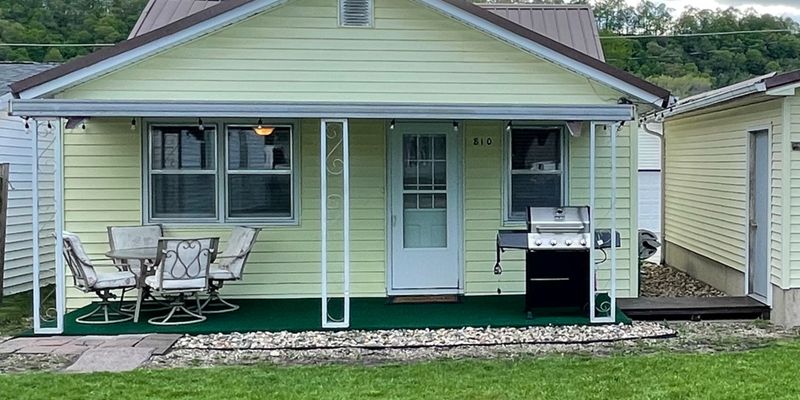 Guttenberg House: 810 S 1st St