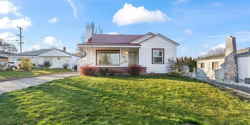 Yakima House: 304 N 35th Ave