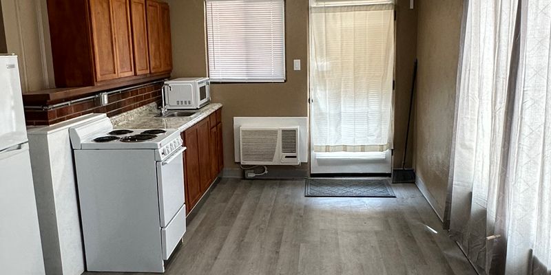 Aztec Apartment: 221 S Main Ave