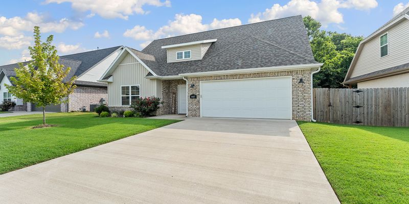 Bentonville House: 4407 SW Bison St