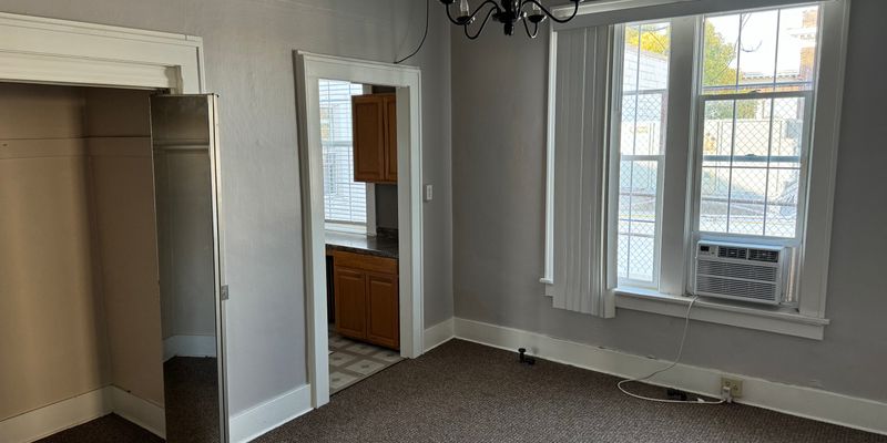 Mitchell Apartment: 400 N Main St