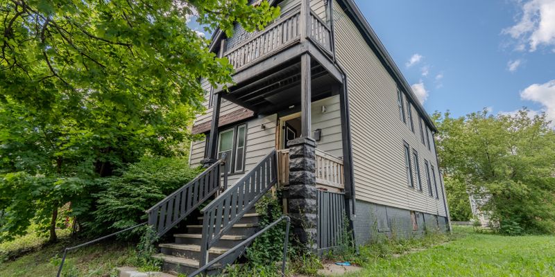 Milwaukee Apartment: 908 W Hadley St