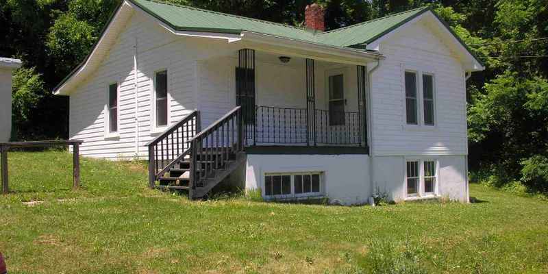 Pulaski House: 716 Park Lane