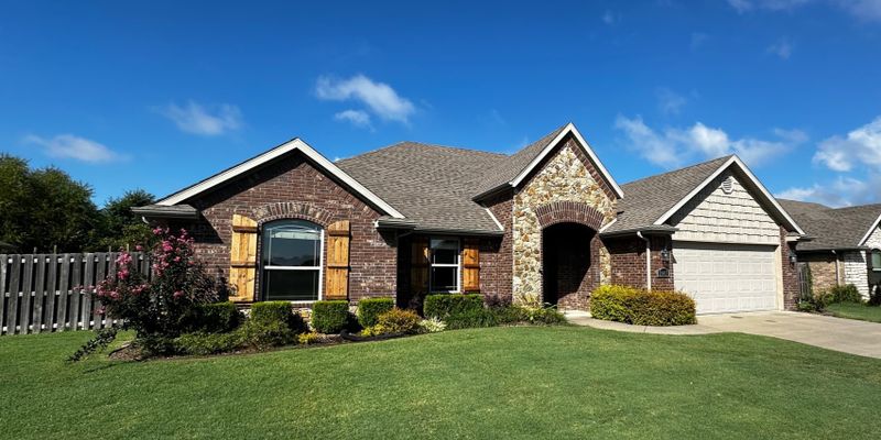 Fayetteville House: 2903 North Raven Lane