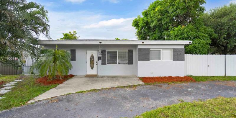 Hollywood House: 6401 Grant St