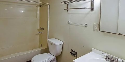 37.S Main_ 12 Bathroom.jpg