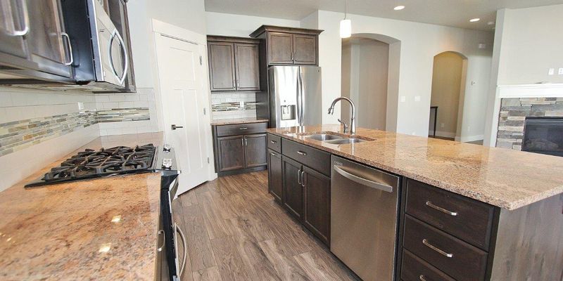 Nampa House: 10376 Colorful Dr