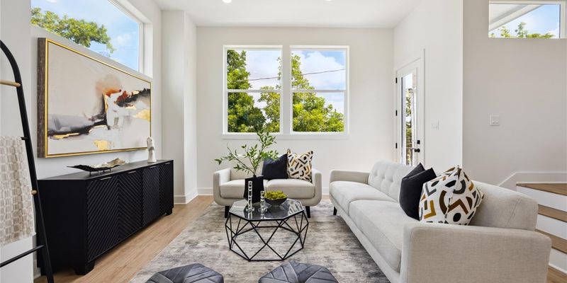 Houston House: 835 Rachel St