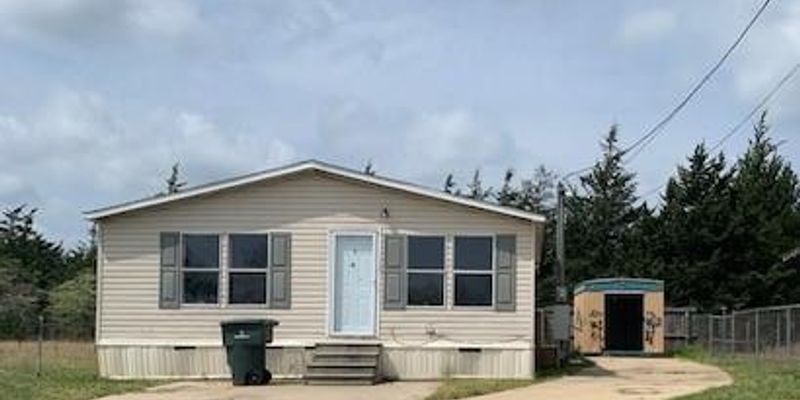 Nacogdoches House: 883 Ritchie St