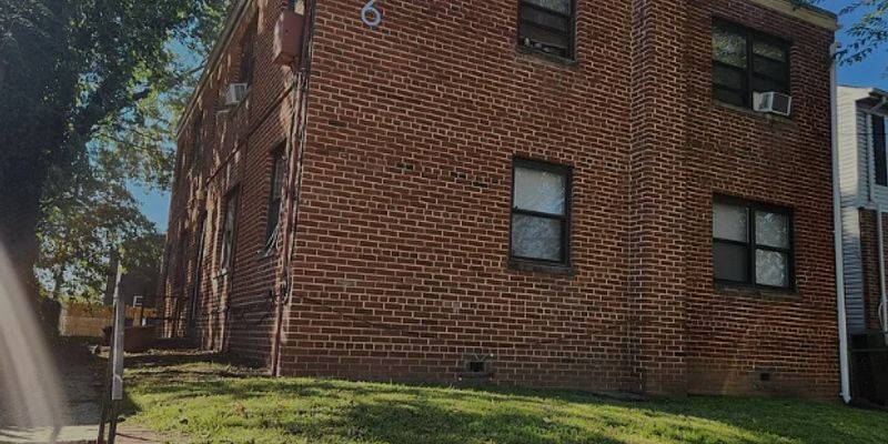 Washington Apartment: 1126 48th Pl NE