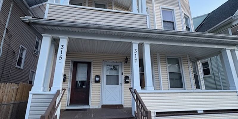 Bridgeport Apartment: 315 Maplewood Ave