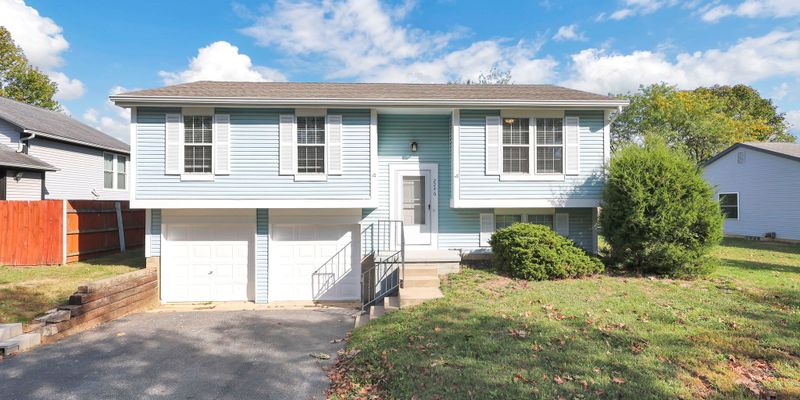 Grove City House: 2246 Shirlene Dr