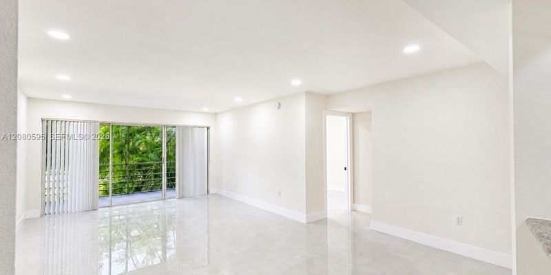 Sunrise Apartment: 4205 N University Dr