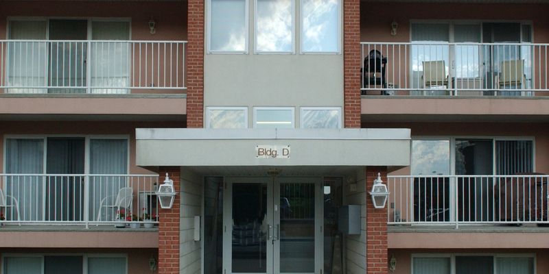 Butler Apartment: 215 Independence Ln