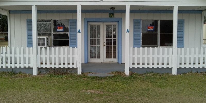 Robertsdale House: 20837 US-90