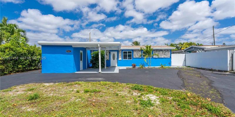 Hollywood House: 7831 Hope St