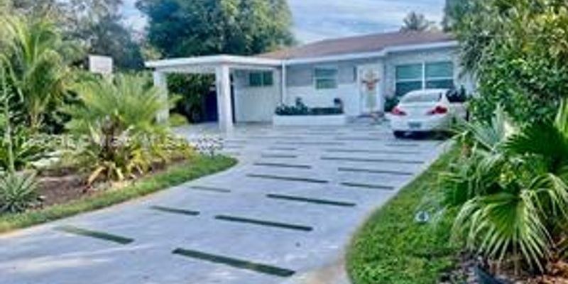 Miami House: 390 NE 165th St