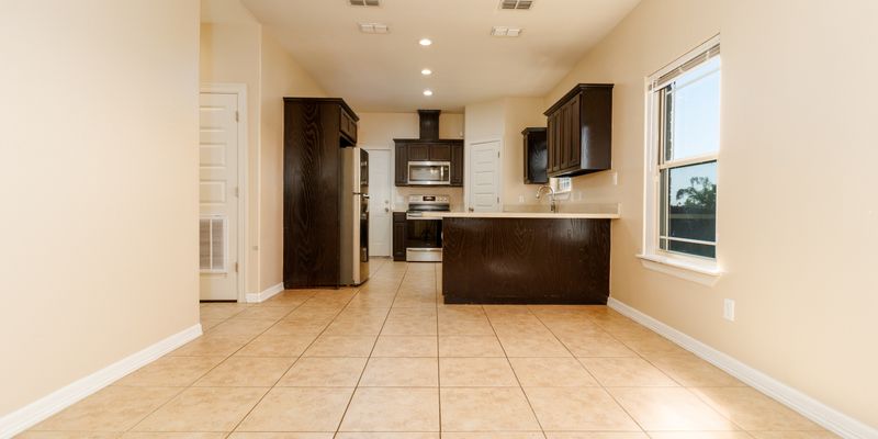 Alton Apartment: 2706 E Garfield Ave