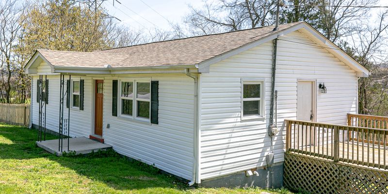 Woodbury House: 212 Hillview Dr