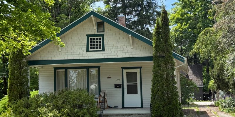 Moscow House: 517 S Hayes St