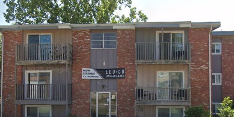 Hutchinson Apartment: 907 E 12th Ave