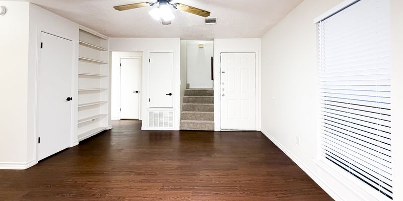 Lockhart Apartment: 115 S Frio St