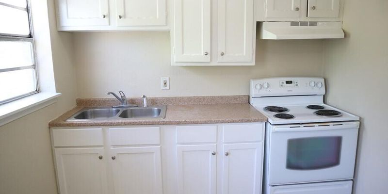 Irving Apartment: 512 S Delaware St