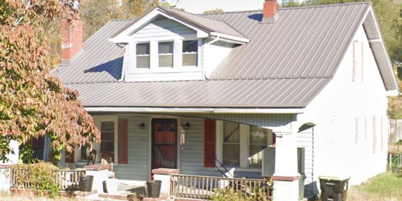 Pulaski House: 717 4th St NE