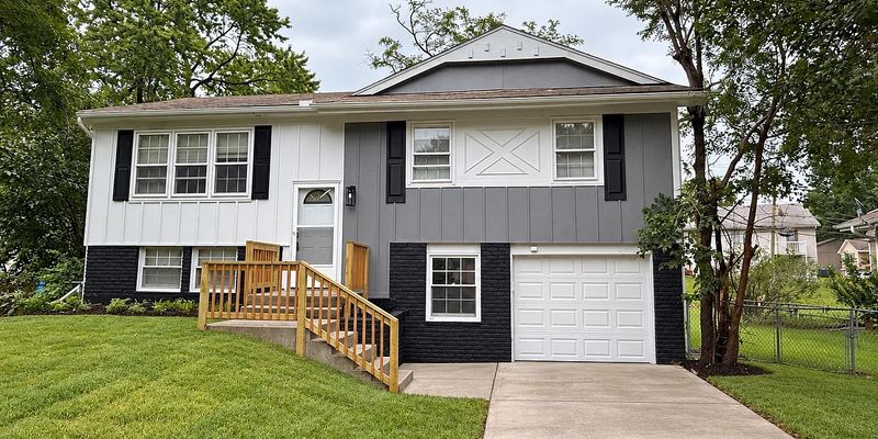 Lee's Summit House: 109 NW Walnut St