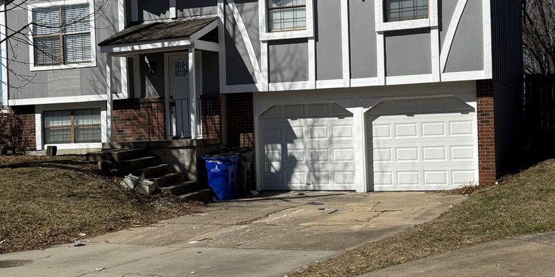 Olathe House: 12518 S Locust St