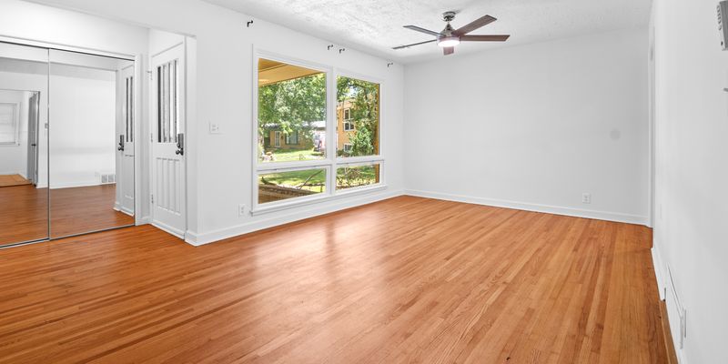 Wichita House: 1860 Windsor Ct
