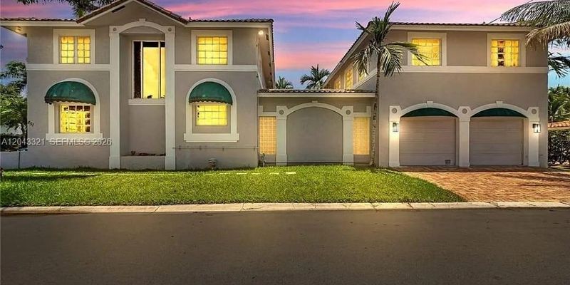 Hollywood House: 851 N 11th Ave