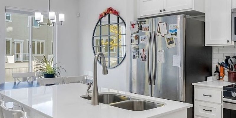 Vineyard Townhome: 199 W Silver Springs Dr