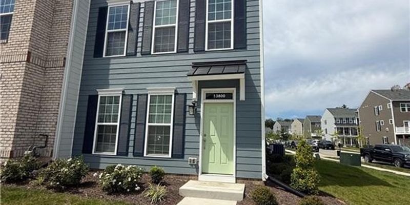 Midlothian House: 13800 Village View Dr