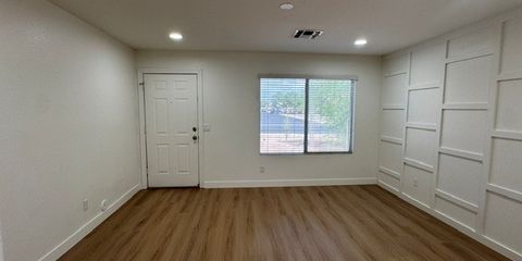 Living room pic 2.jpg