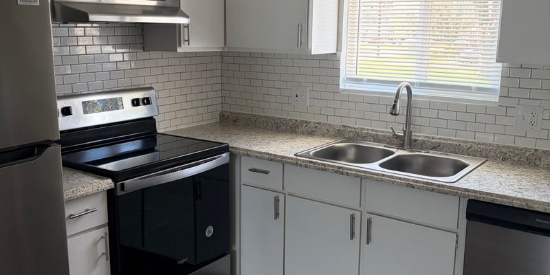 Cuyahoga Falls Apartment: 1516 Avery St