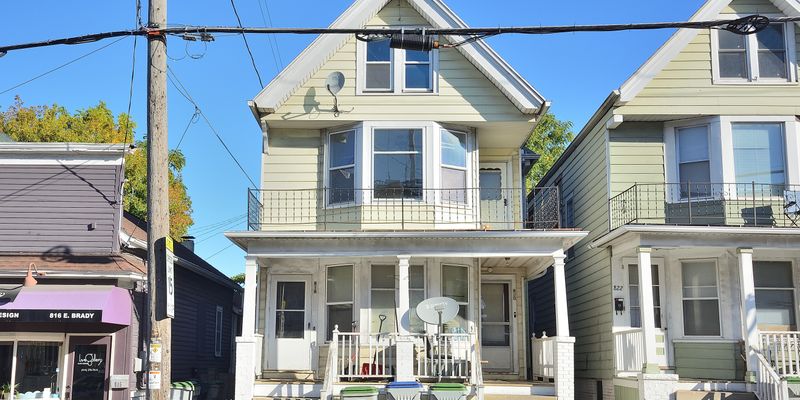 Milwaukee Apartment: 818-820 E Brady St