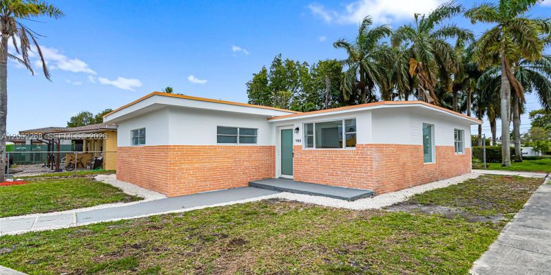 Hallandale Beach House: 988 NW 10th St