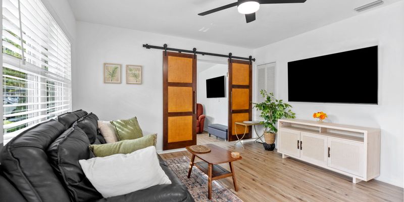 Tampa House: 4510 N Jamaica St