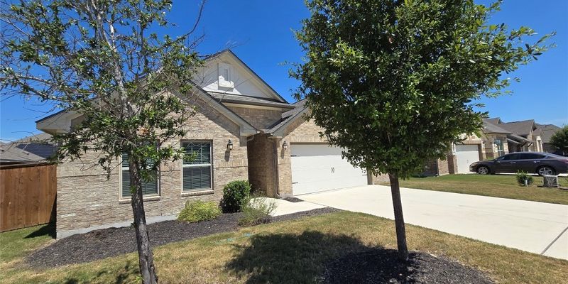 Leander House: 212 Baralo St