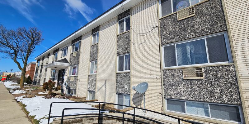 West Allis Apartment: 6914 W Lincoln Ave