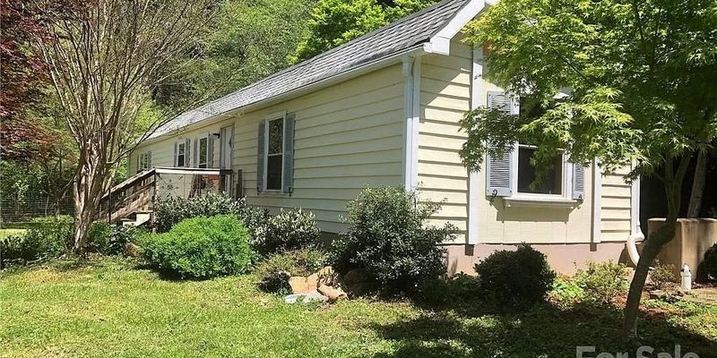 Alexander House: 16 Sweet Birch Dr