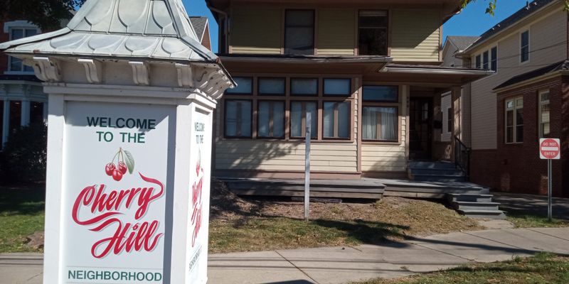 Lansing Apartment: 605 South Grand Avenue