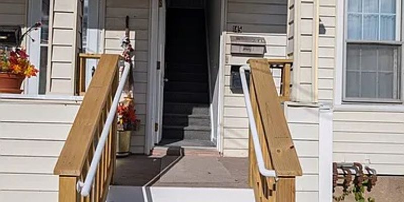 Bristol Apartment: 141 6th St